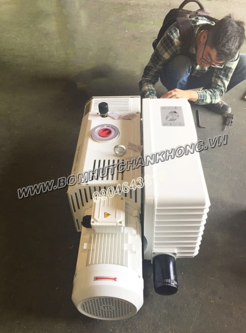 ky thuat vien hctech kiem tra bom chan khong value vsv300 truoc khi ban giao