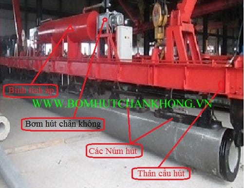 Cầu hút nâng hạ cột điện ly tâm bằng hệ thống bơm hút chân không