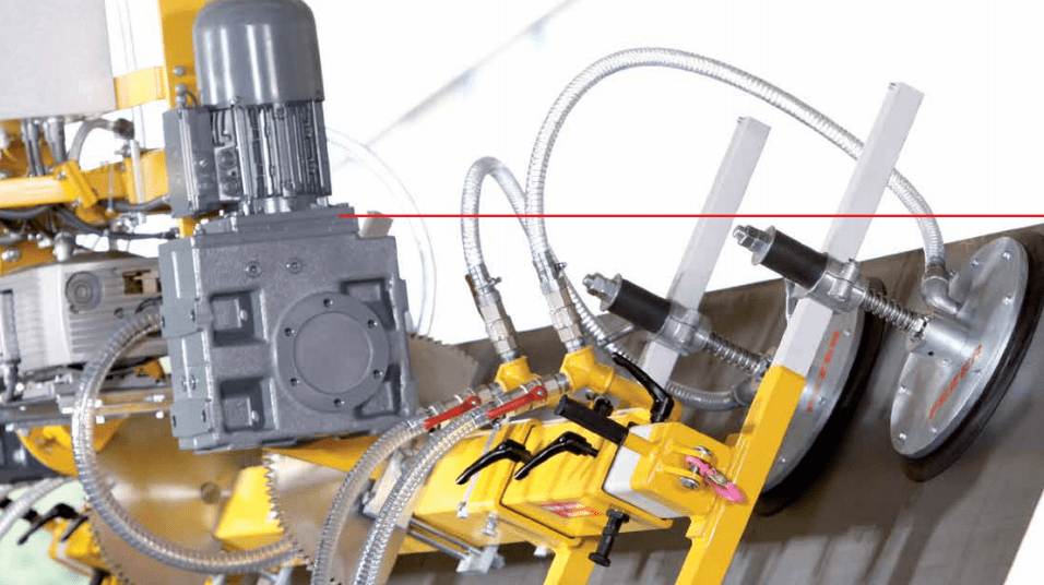 ung dung bom hut chan khong trong nang va van chuyen tam kim loai