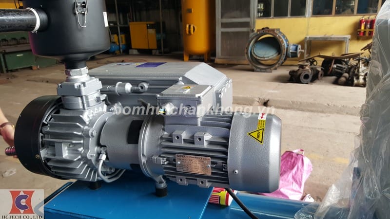 ung dung bom hut chan khong trong nang va van chuyen tam kim loai