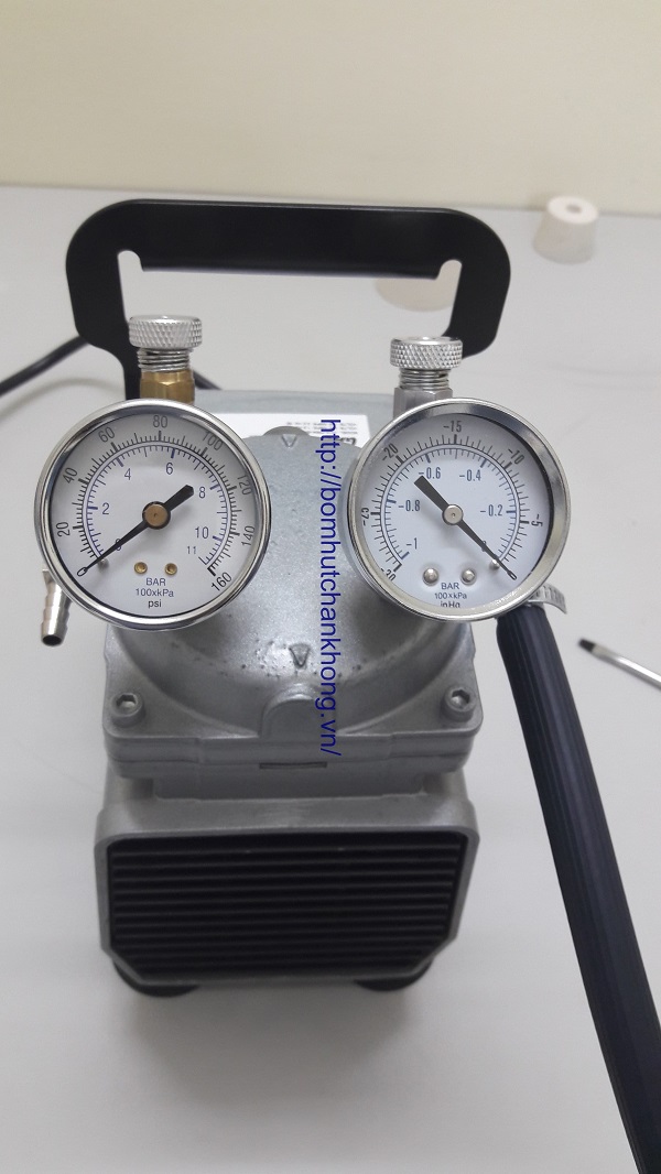 Bơm hút chân không trong phòng thí nghiệm trong quá trình lọc chân không