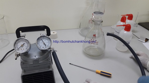 Chạy test bơm hút chân không trong phòng thí nghiệm