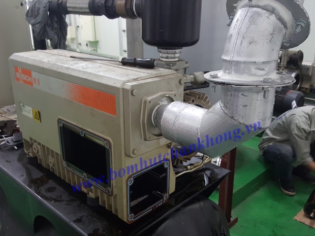 cach thay dau cho may bom chan khong