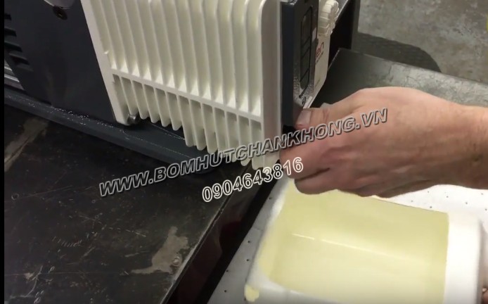 cach thay dau cho may bom chan khong