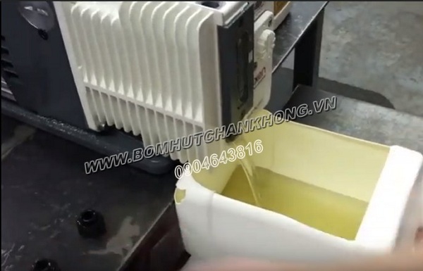 thay dau bom chan khong