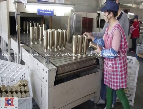 Một công đoạn trong sản xuất bình giữ nhiệt