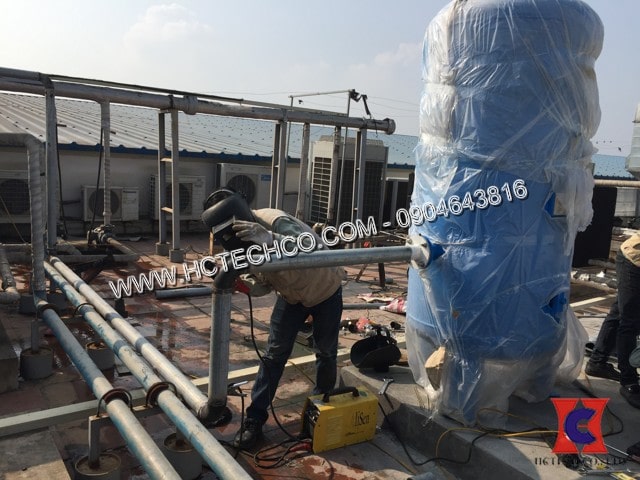 ky thuat vien hctech dang thi cong duong ong cho du an lap dat bom chan khong tai estec phu tho