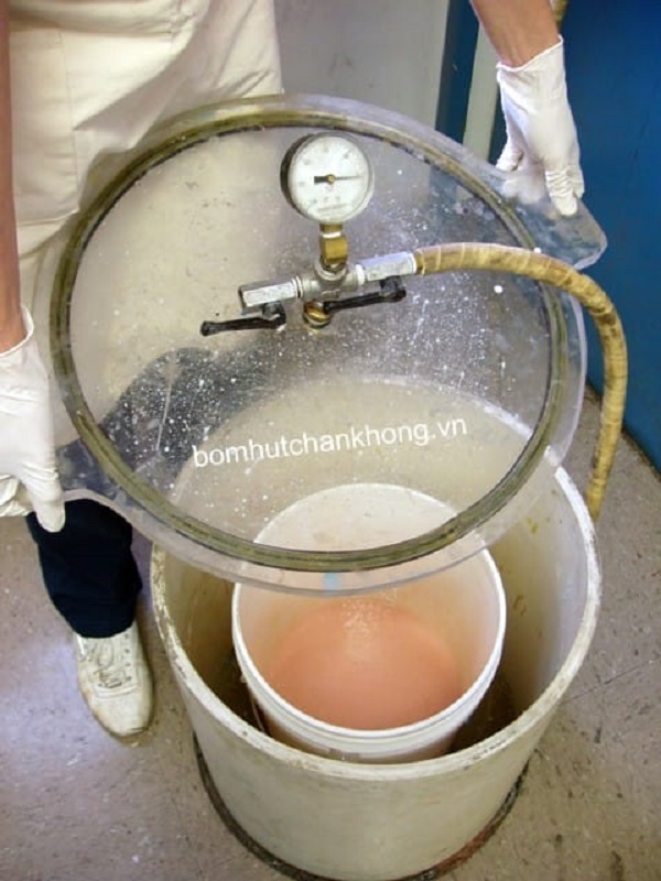 Khử Khí Bằng Hệ Thống Bơm Hút Chân Không