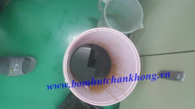 Kiểm tra và thay dầu bơm chân không mới