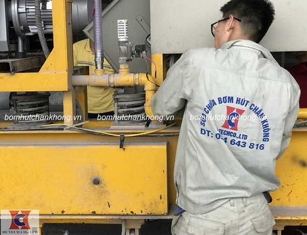 Kỹ thuật của HCTECH tiến hành lắp đặt hệ thống bơm hút chân