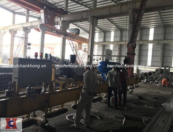 Kỹ thuật của HCTECH tiến hành lắp đặt hệ thống bơm hút chân 