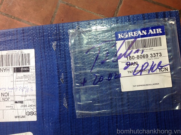 Hình ảnh mặt trên thùng gỗ được dán tem vận chuyển TNT