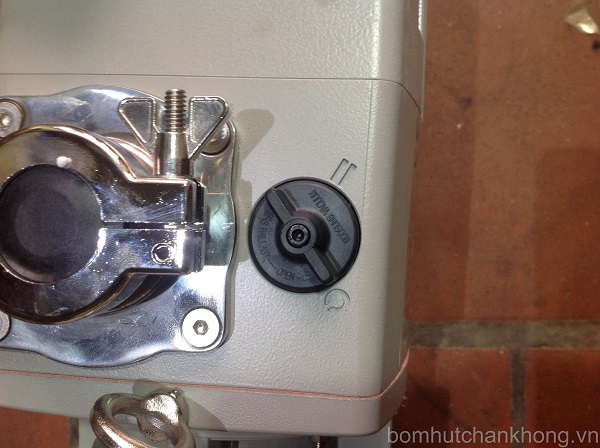 Công tắc bật tắt ngay trên động cơ bơm