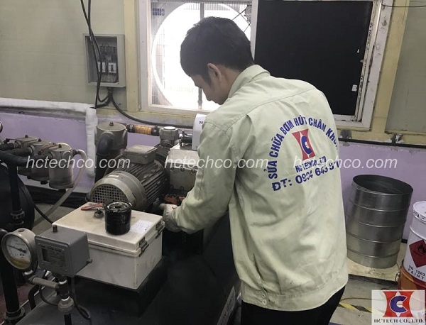HCTECH sửa hệ thống bơm chân không vòng dầu tại nhà máy