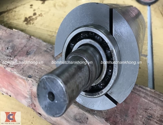 Hình ảnh bi của bơm đã cũ và hư hỏng