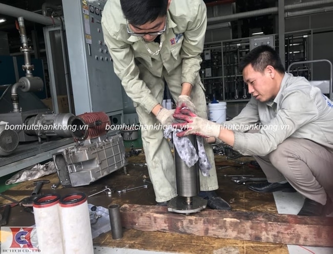 Kỹ thuật viên HCTECH kiểm tra và bảo dưỡng bơm cho khách hàng