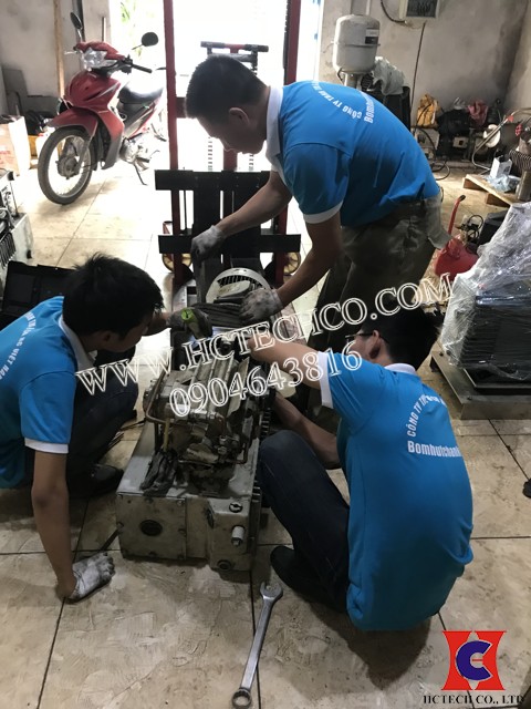 Đội ngũ kỹ thuật viên HCTECH sửa chữa bơm chân không Rietschle