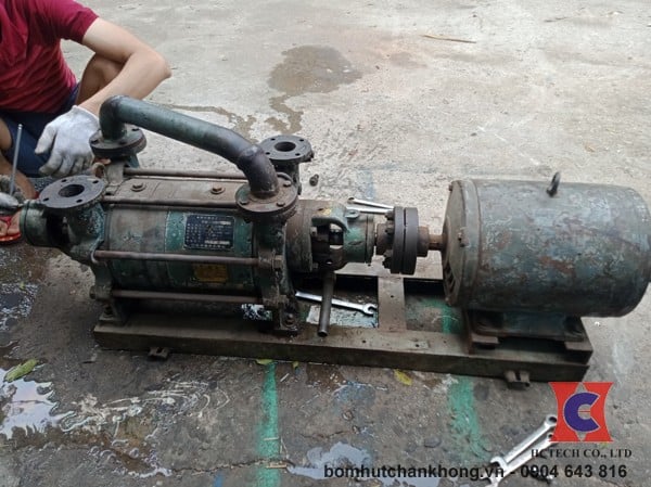 Bơm chân không vòng nước cũ cần sửa chữa