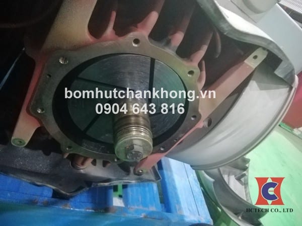 Thay thế cánh gạt carbon bơm chân không khô bị gãy cánh