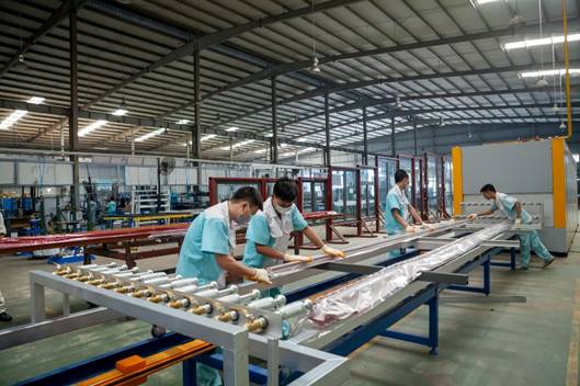 Ứng dụng bơm chân không trong quá trình sản xuất nhôm vân gỗ