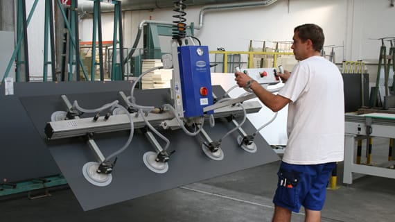 ứng dựng bơm hút chân không trong nâng và vận chuyển tấm kim loại