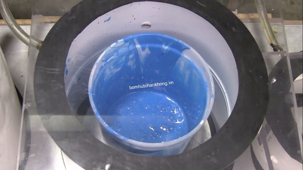 Xử lý các bọt khí trong nhựa composite bằng bơm hút chân không.