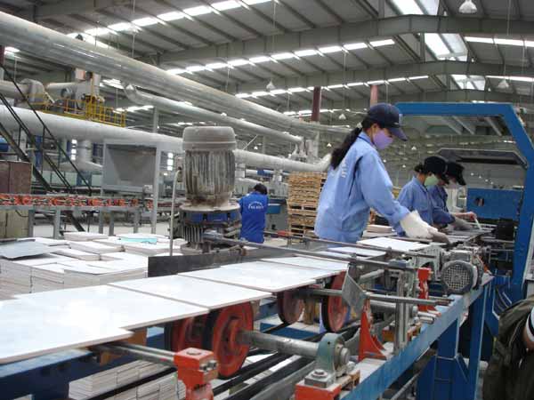 sua bom chan khong cho nha may gach hoang tien