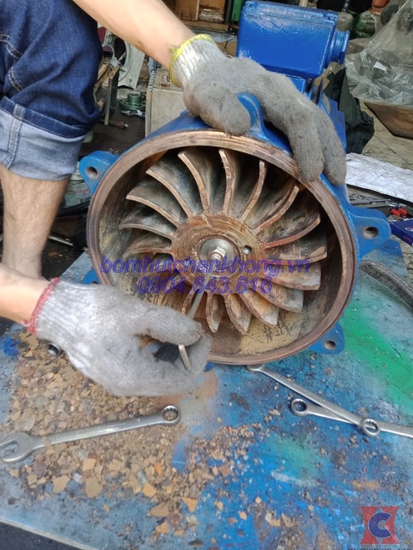 huong dan sua bom chan khong vong nuoc bi tut ap suat