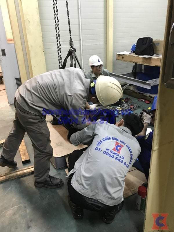 ky thuat vien cua hctech dang sua bom chan khong vong nuoc