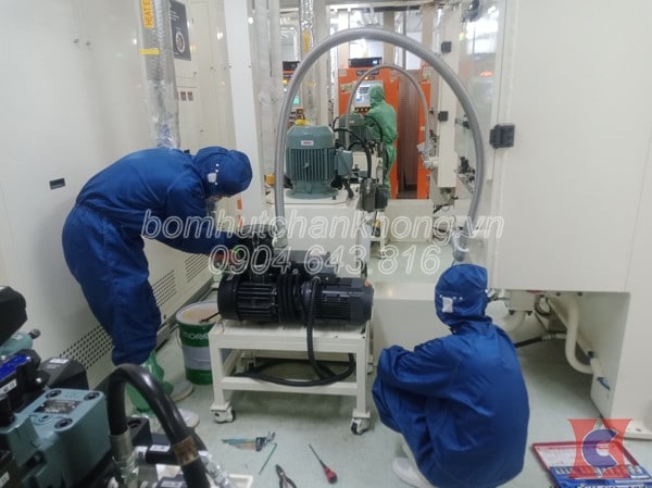 ky thuat vien cua hctech lap dat hoan thien bom cho nha may