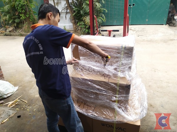 ky thuat vien cua hctech dang do hang vao kho