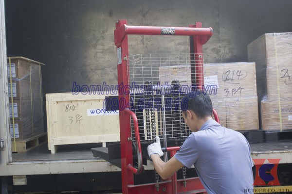 ky thuat vien cua hctech tien hanh van chuyen san pham vao kho hang