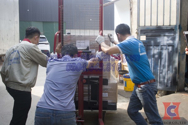 ky thuat vien cua hctech tien hanh van chuyen san pham vao kho hang