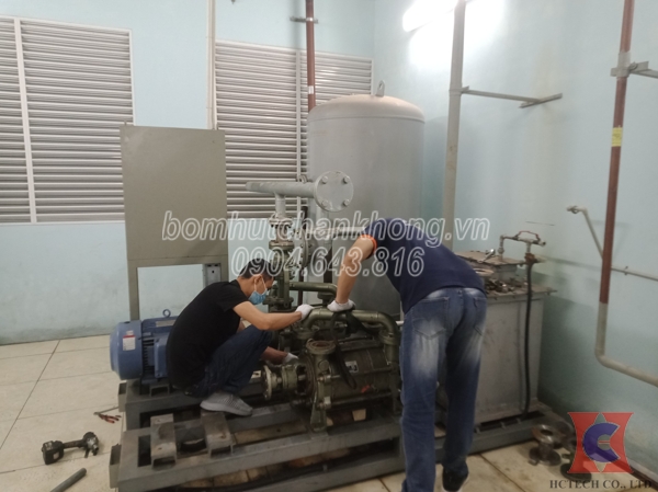 Tháo bỏ bơm chân không cũ đã hư hỏng