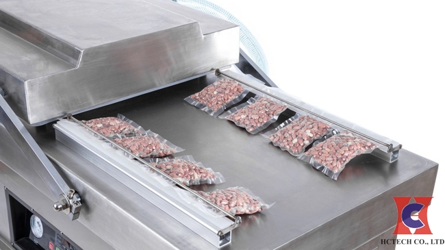 Đặt các túi hút vào bên trong máy hút chân không công nghiệp