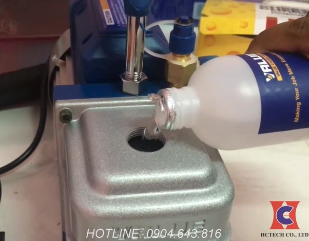 Đổ dầu vào bơm chân không qua cổng đổ dầu