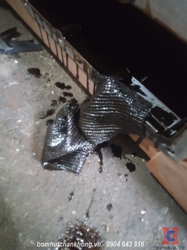 Bơm có nhiều cặn dầu và bụi bẩn