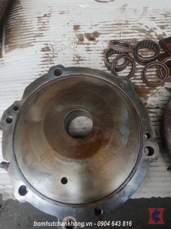 Thay thế vòng bi và phớt bơm