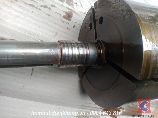 Vệ sinh trục bơm, làm sạch các rãnh cánh