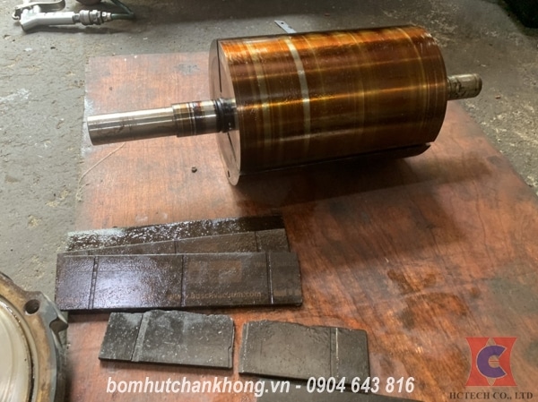 Cặn bẩn của dầu báo vào trục bơm