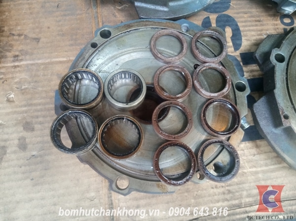 Thay thế vòng bi và phớt bơm hút chân không Busch 