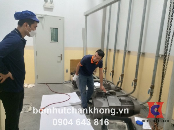 Trao đổi thông tin với nhân viên nhà máy
