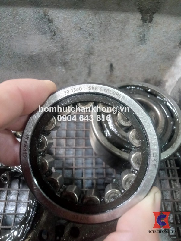 Vòng bi của trục bơm bị hư hỏng và bám bẩn