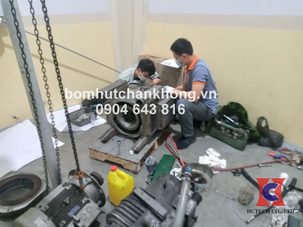 Kỹ thuật viên của HCTECH sửa chữa bơm chân không