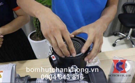 Tháo lọc cũ ra khỏi bầu lọc