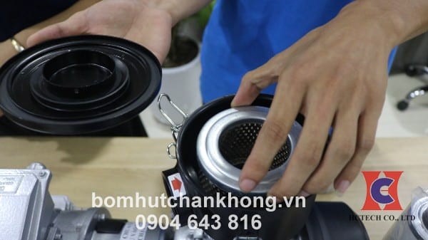 Mở nắp lọc khí bơm chân không