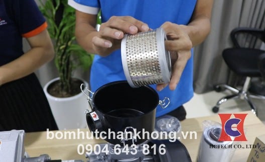 Dùng lõi lọc khí mới lắp lại vị trí cũ