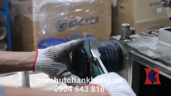 Dùng cờ lê để tháo lọc cũ