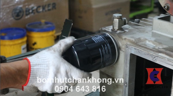 Lắp lọc nhớt bơm chân không mới