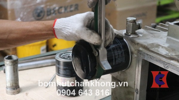 Dùng cờ lê để xiết chặt lọc